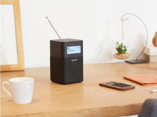スリムな本体にデジタルアンプを搭載！ Bluetooth機能やバッテリー内蔵のホームラジオ『SRF-V1BT』が1,100円の値下げ！