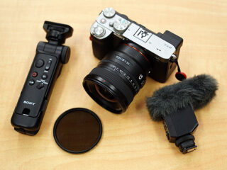 デジタル一眼カメラ「α7CR」「α7C II」、VLOGCAM「ZV-E1」「ZV-E10M2」のアップデート公開　バッテリー表示・起動不具合の修正