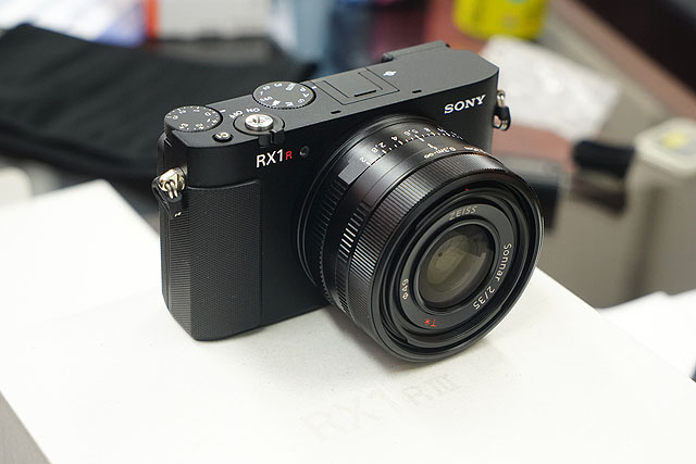 【フォトレビュー】新型サイバーショット『RX1RM3』製品版実機の店頭開梱レポート