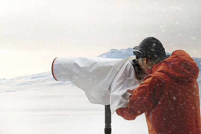 ソニーから“本気のレインカバー”がキタ！超望遠ユーザー歓喜の純正アクセ登場