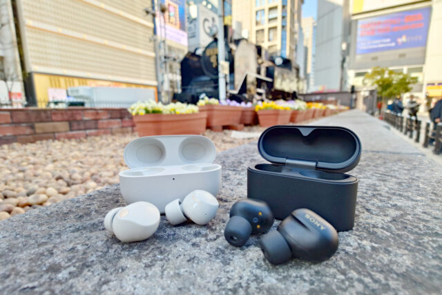 WF-1000XM6とWF-1000XM5のBluetooth接続距離を新橋と公園で比較検証している様子