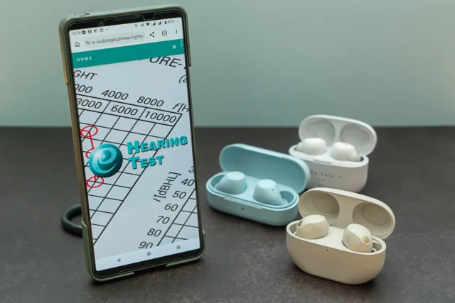 聴力検査アプリを表示したスマートフォンと、ソニーのワイヤレスイヤホン