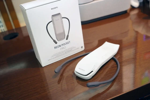 REON POCKET PRO本体とパッケージを並べた製品写真