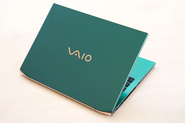 新型VAIO SX14-Rの実機外観とCopilot+ PC対応を紹介するレビュー記事用イメージ