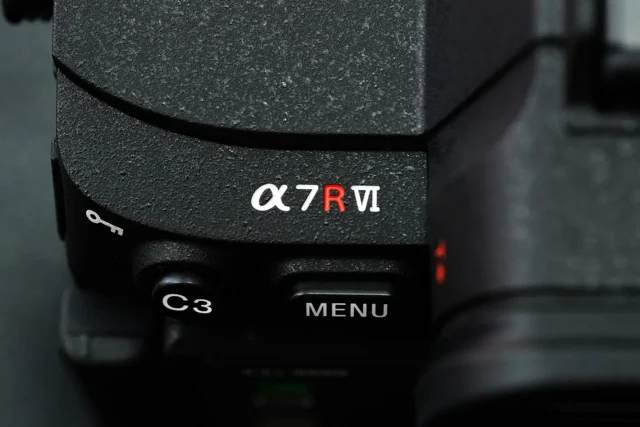ソニー α7R VI 店頭展示機の製品版ボディとパッケージを紹介する開梱レポート画像