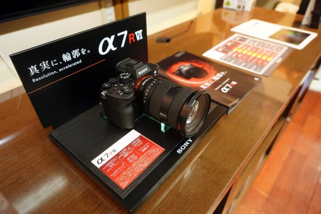 ソニーショップ店頭に展示されたα7R VIと新製品展示案内
