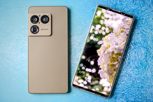 Xperia 1 VIIIで撮影したUltra HDR写真をXperia画面に表示し、アジサイと玉ボケの輝きを見せたレビュー用アイキャッチ