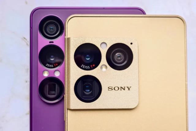 Xperia 1 VIIIとXperia 1 VIIの望遠カメラユニットを並べた比較写真