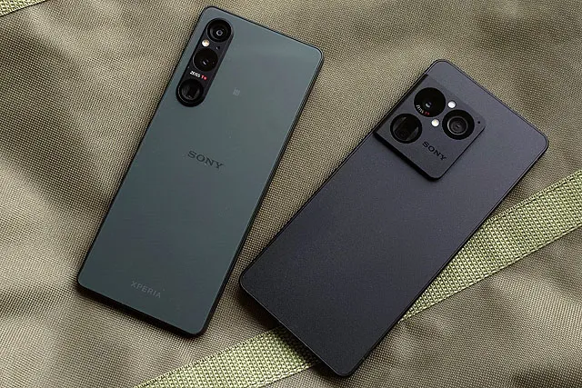Xperia 1 VとXperia 1 VIIIの背面カメラ部を並べて比較した写真
