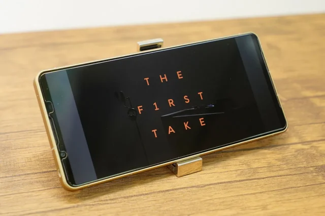 Xperia 1 VIIIでTHE FIRST TAKEを再生してフルステージステレオスピーカーの音質を試している様子