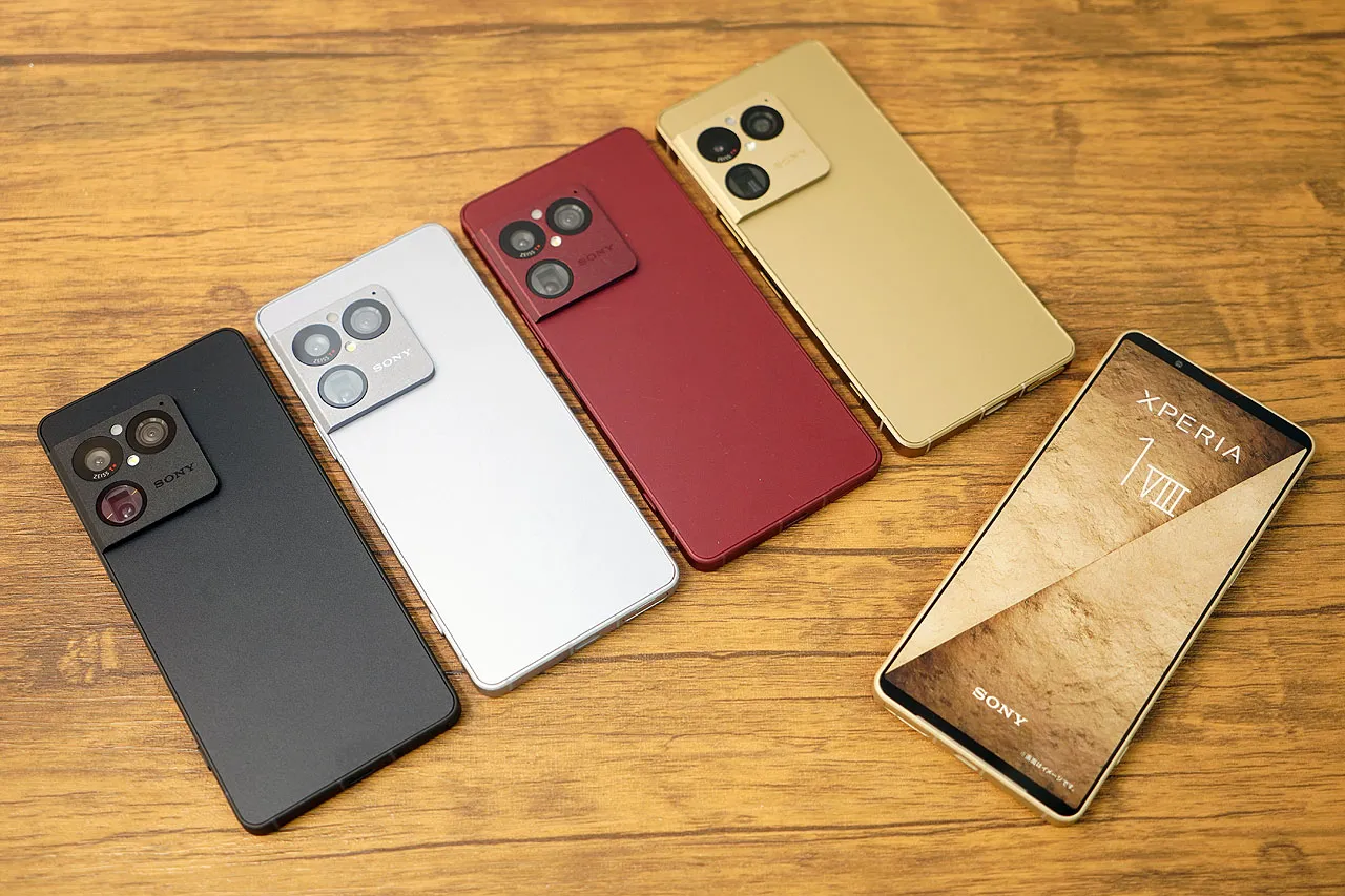 Xperia 1 VIIIの本体カラー4色とディスプレイを並べた写真