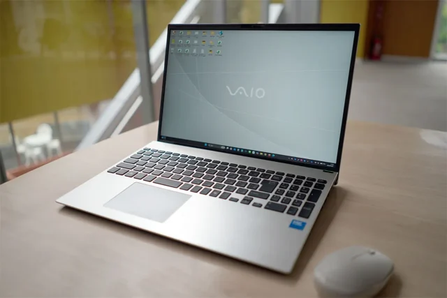 机の上に置いたVAIO F16(VJF162)とワイヤレスマウス