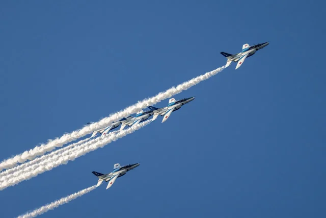 2026年こうのす花火大会で撮影したブルーインパルス6機の編隊飛行。青空を背景に白いスモークを引いて飛行する様子をα7R VIとSEL100400MCで撮影