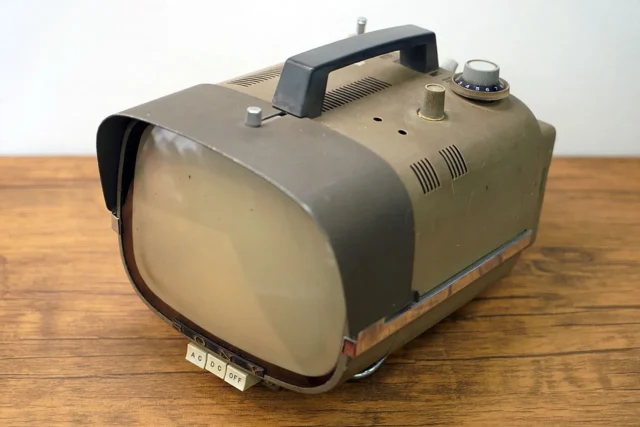 1960年発売のソニー初テレビ「TV8-301」実機レビュー 世界初の直視型ポータブルトランジスタテレビ